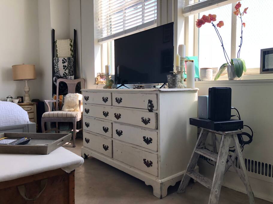 Smart TV with all the essentials- Netflicks, Hulu, CBS, Amazon, etc. Also has full cable