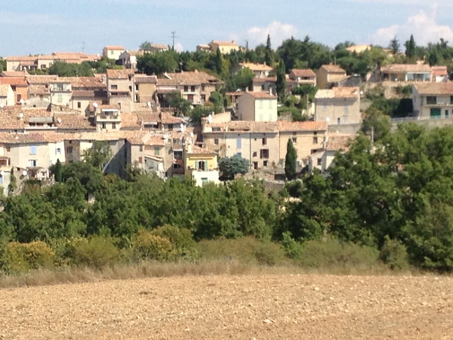 Le village de Montagnac avec la maison au centre