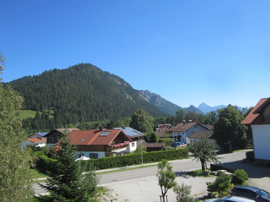 Der Blick von der Terrasse auf den Falkenstein