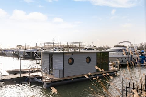 Sleep on the water in a houseboat