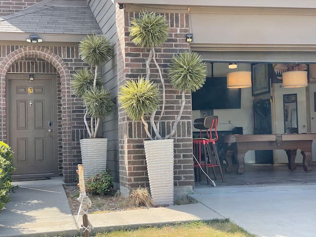 Cheerful 3-Bedroom home w free parking on promises