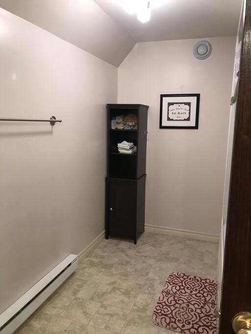shower/tub are on the right