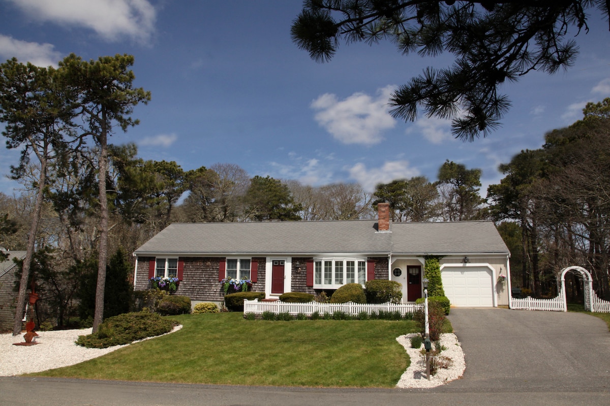Top performing Airbnb: Beach Chic Chatham Retreat-mins walk private Beach in Harwich Port