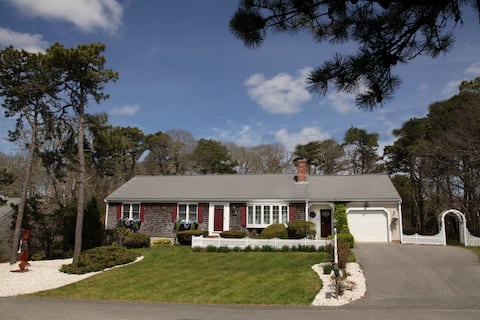 Top performing Airbnb: Beach Chic Chatham Retreat-mins walk private Beach in Harwich Port