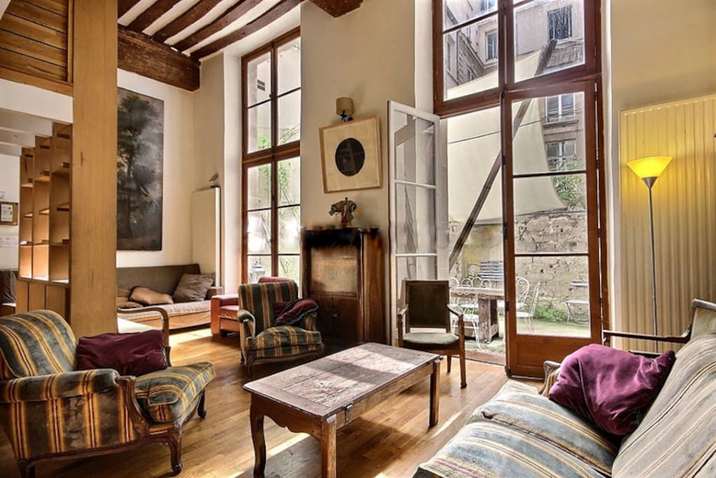 Living
The 30 square meters living room has 2 windows facing courtyard and leading to the balcony . It is equipped with : sofa, coffee table, cable, TV, DVD, stereo, phone, armchair, built-in shelves, hard wood floor.