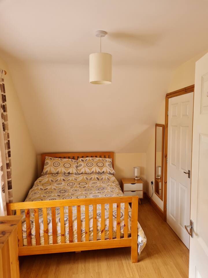 Fő hálószoba 4 láb 6 hüvelykes franciaággyal. 