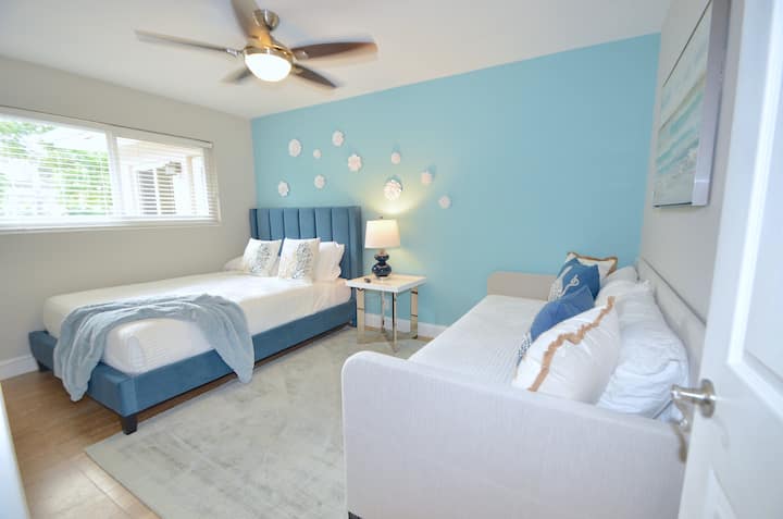 Spálňa Tri prvky Menšia manželská posteľ + pohodlná posteľ / pohovka Tiež poskytuje dva (2) samostatné matrace + LED HD televízor