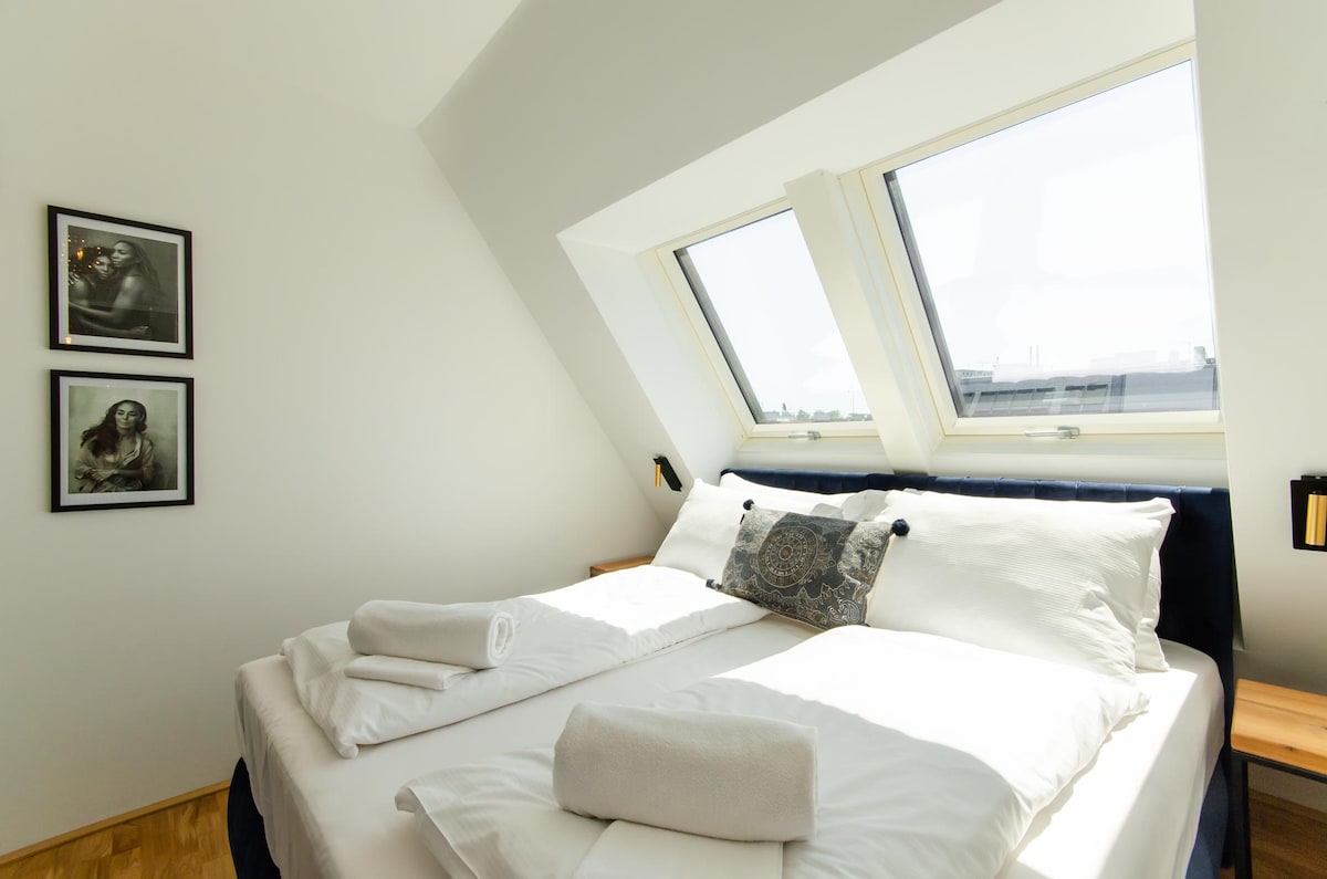 Veliki bračni krevet s oprugama obećava vam opuštanje, udobnost i uravnotežen san.
