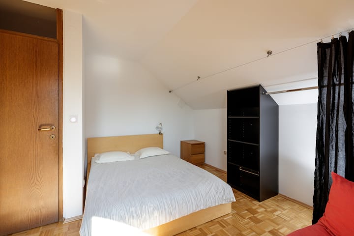 Երկրորդ ննջարան ՝ 180 -220 սմ մահճակալով ։