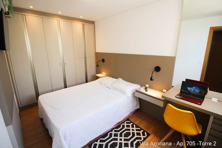 Chambre et  bureau climatisés. Télévision connectée, dispose d'un lit simple sous le lit double. Cortina Black-out qui s'affaiblit complètement. Toit avec décoration et éclairage en plâtre. Vue mer et piscines.