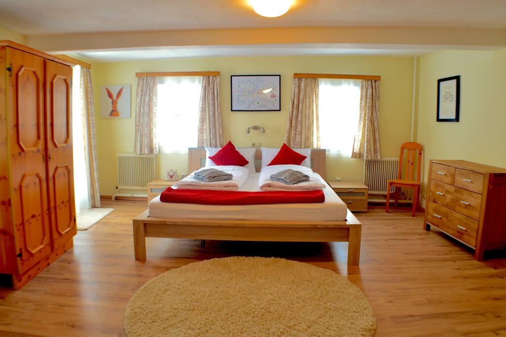 Room 4 bedroom with Bath & Shower en-suite