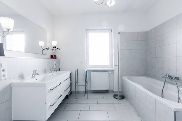 6 [RU5] 5 bedrs, 2 bath, @subway + Park ex-Airport gallery image 4