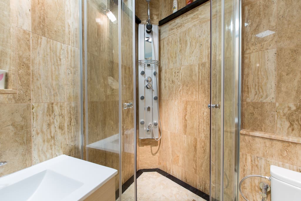 Baño con ducha de hidromasaje , todo de mármol