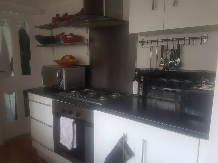 Kitchen with 5 hob stove