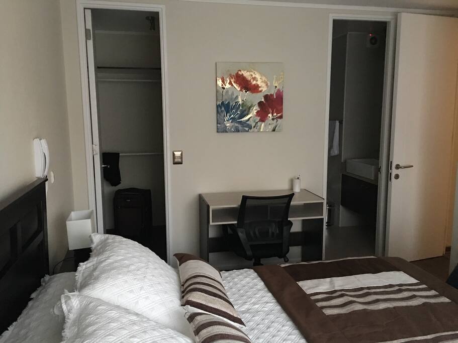 Escritório/ walking closet/ baño privado/ televisor