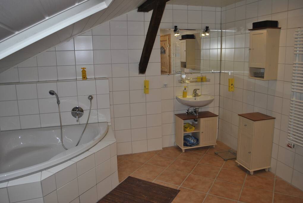 Bad mit Dachfenster und schönem Balken