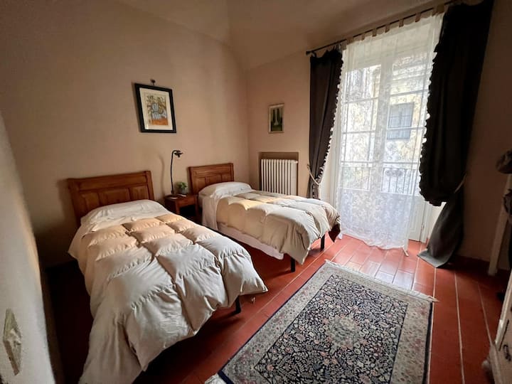 Habitación con cama individual.