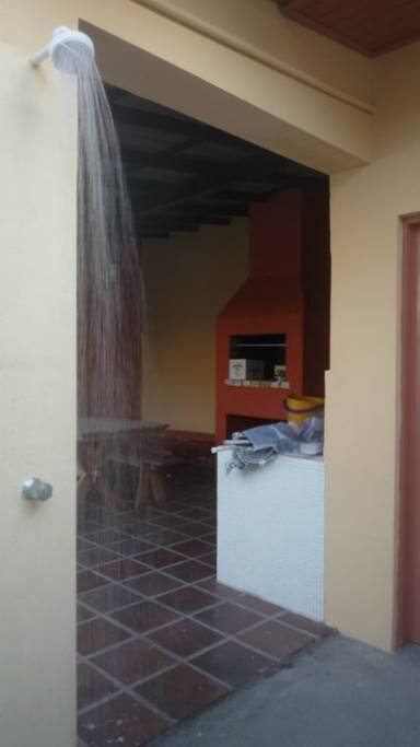 Área anexa da casa, com banheiro, churrasqueira