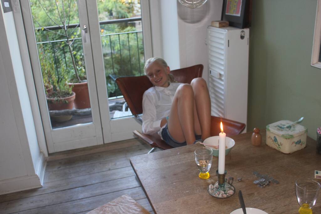 DK: Fra køkken med spiseplads direkte udgang til stor altan, hvor solen bager dagen lang.
ENG: From the kitchen with room for dining there is direct access to a large balcony, where the sun beats down all day long.