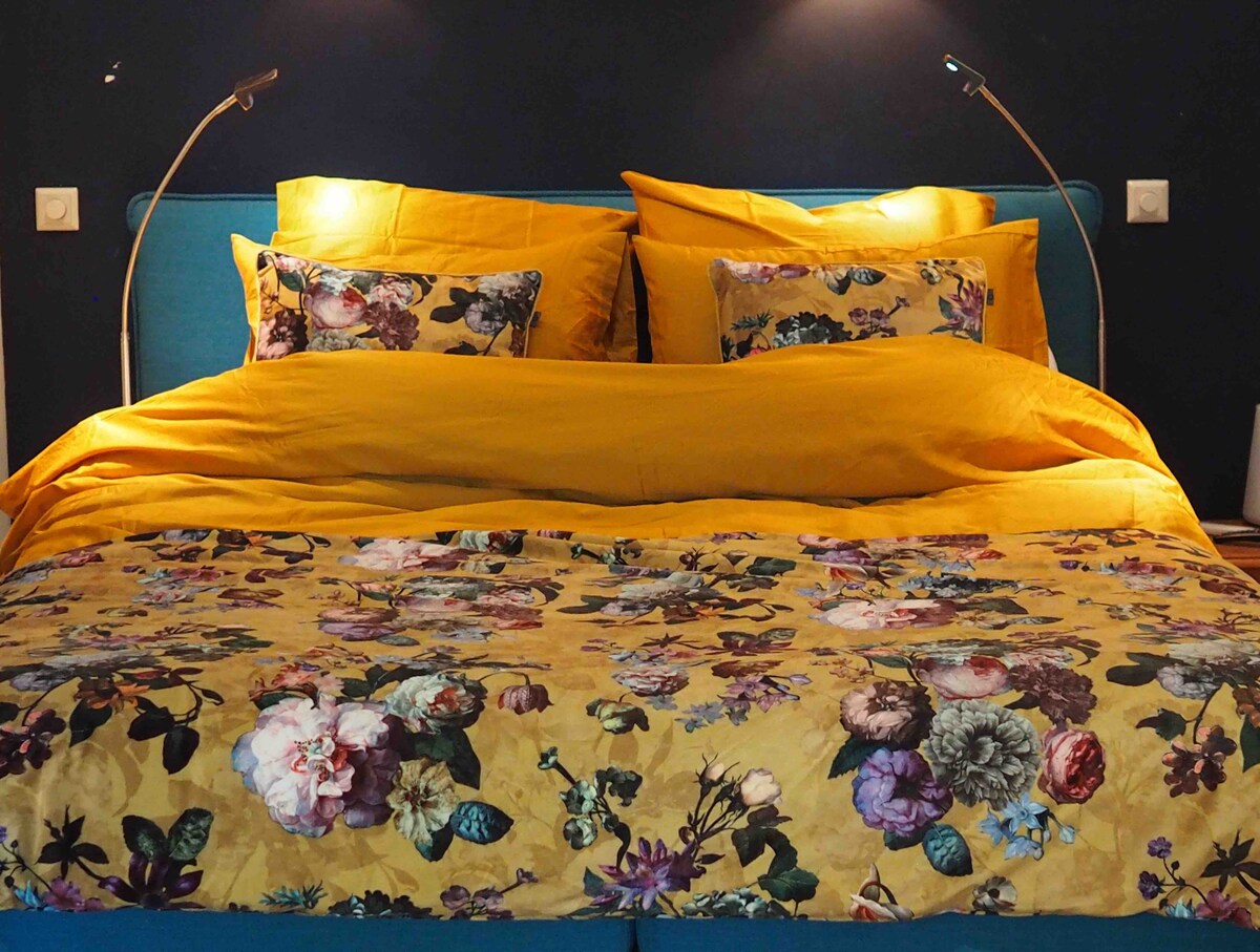 卧室1 
配有加大双人床。门边更柔软的床垫。
独立马桶和水槽。 隔壁有一张（床）沙发，您可以在沙发上打开行李箱。 书房也是婴儿床的好地方。 