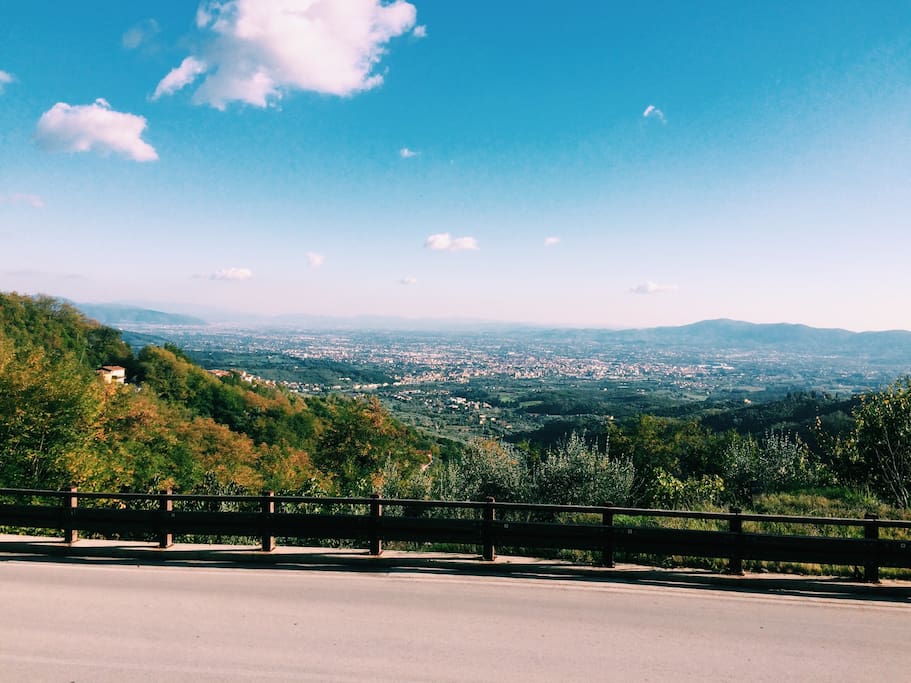 That's the view from the village's entrance. You can spot Pistoia,Prato and Florence from here ~ Questa è la vista all'ingresso del borgo