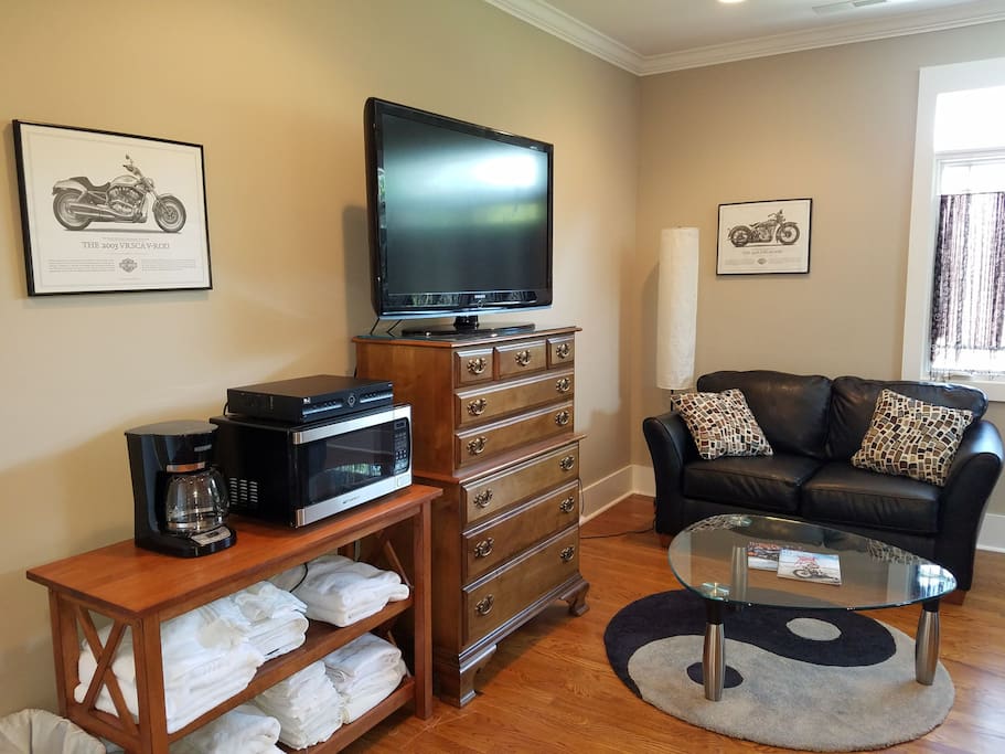 Sitting area with flat screen television with Direct TV. Free secure WiFi.