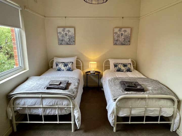 Spavaća soba 3 - 2 kreveta za jednu osobu s komodom lokalne izrade.