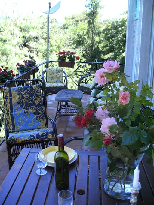 Terrasse mit Tisch Gartenstühle Liegestühle
Sonnenschirm