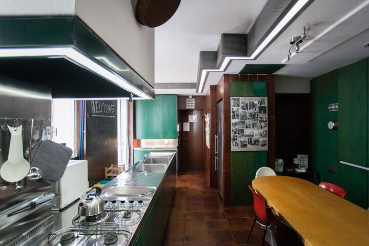 Design central Milan apartment gallery image 2