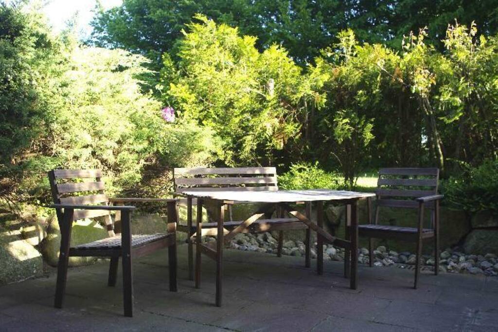 Blick auf die Terrasse mit direktem Zugang zum Gatengelände