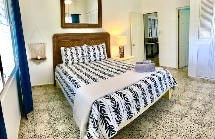 Основна спалня със самостоятелен санитарен възел