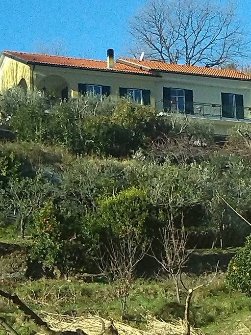 La casa vista dal terreno sottostante