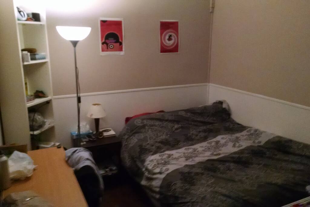Bedroom with 140cm wide bed