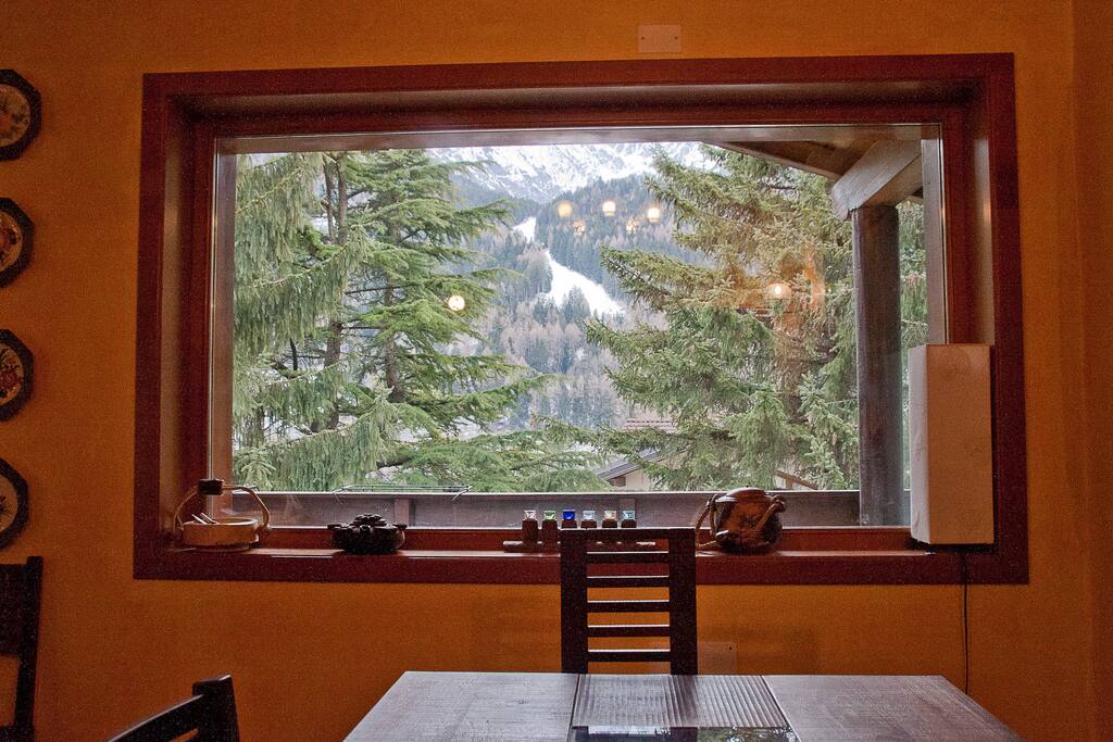 finestra con vista sulle piste da sci