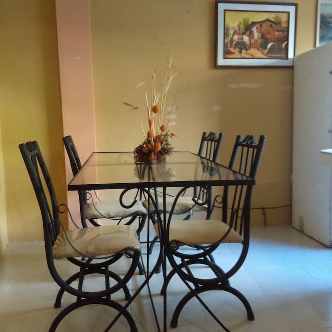 Una elegante mesa para 4 personas.