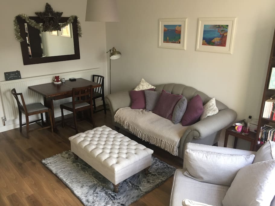 spacious living room with extendable dining table which can seat 6 comfortably
