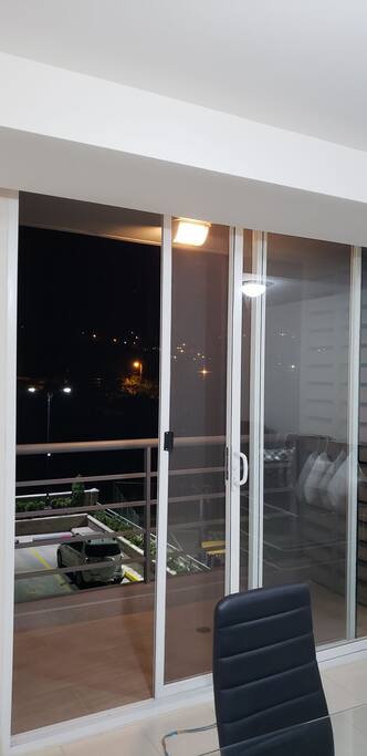 Vista a la montaña en la noche