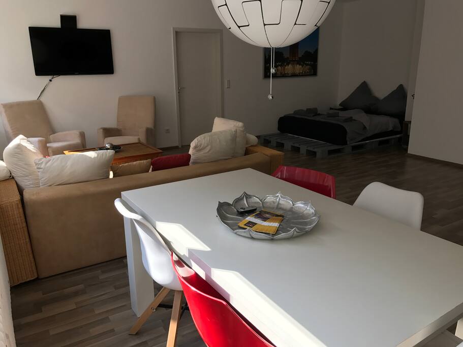 offener Esszimmerbereich mit Wohnzimmer