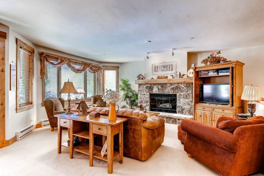 Couch,Furniture,Entertainment Center,Dining Table,Table
