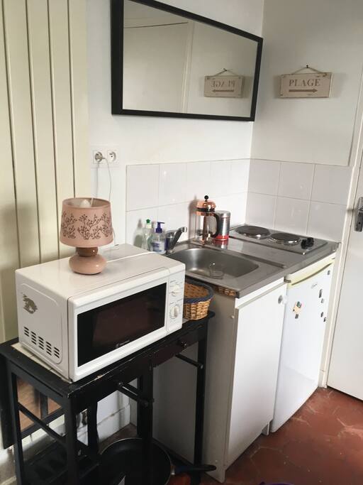 Petit coin cuisine avec frigo, micro onde, 2 plaques chauffantes, machine nespresso