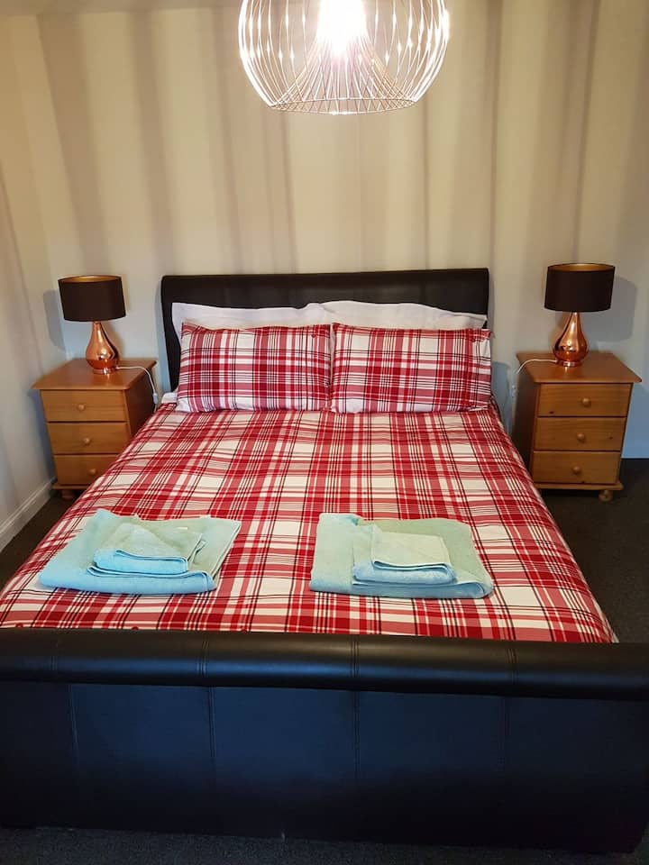 Prelep novi bračni krevet (širine 180-220 cm) sa dušekom vrhunskog kvaliteta