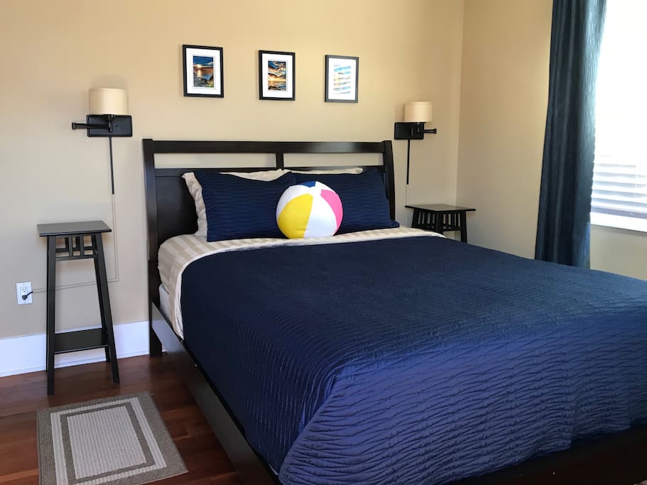 Comfortable pillow top queen size bed with high quality 500 thread count pima cotton sheets. Room darkening drapes can be drawn if you prefer a dark room for a good night's sleep