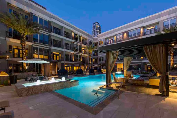 Luxury Apartment Right next to the Galleria Mall