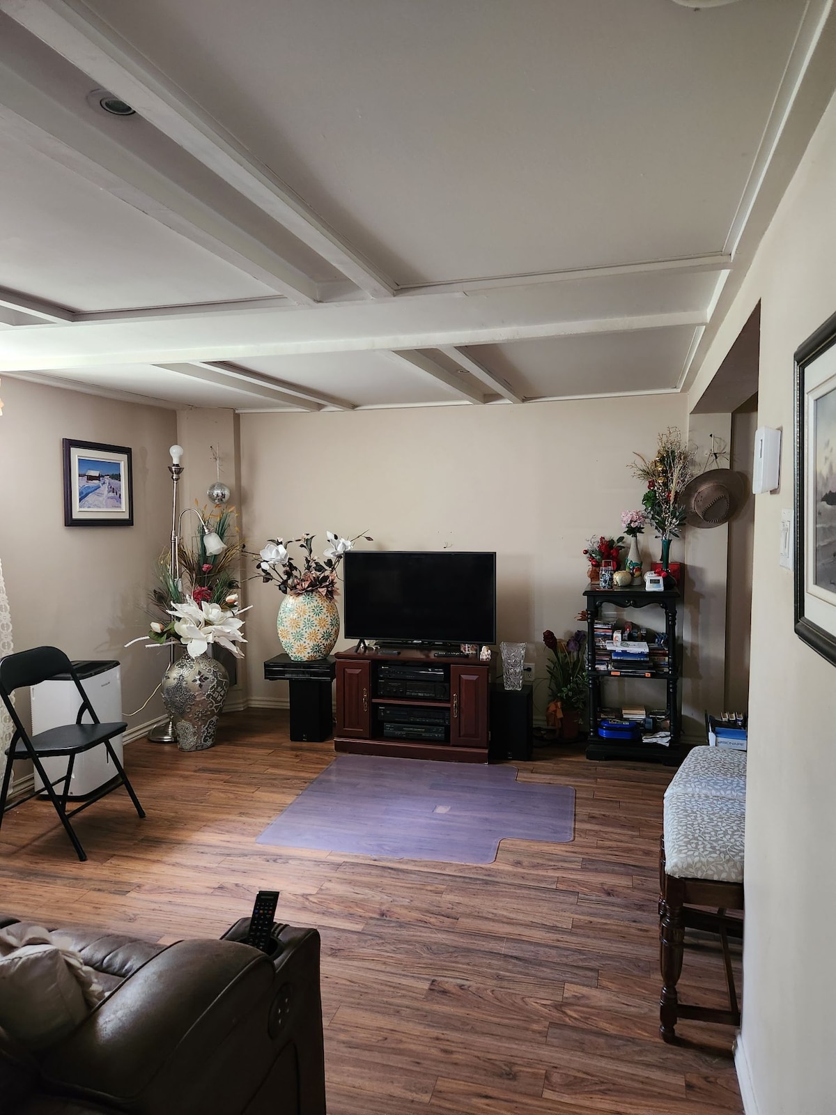 Schmutzig im Keller mit einem 3. Doppelbett mit Fernseher,
Netflix und YouTube sind vorhanden