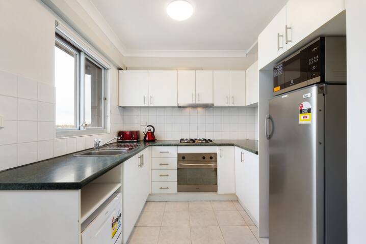 Modern 2 bedroom , great location , 2 car spaces . gallery image 5