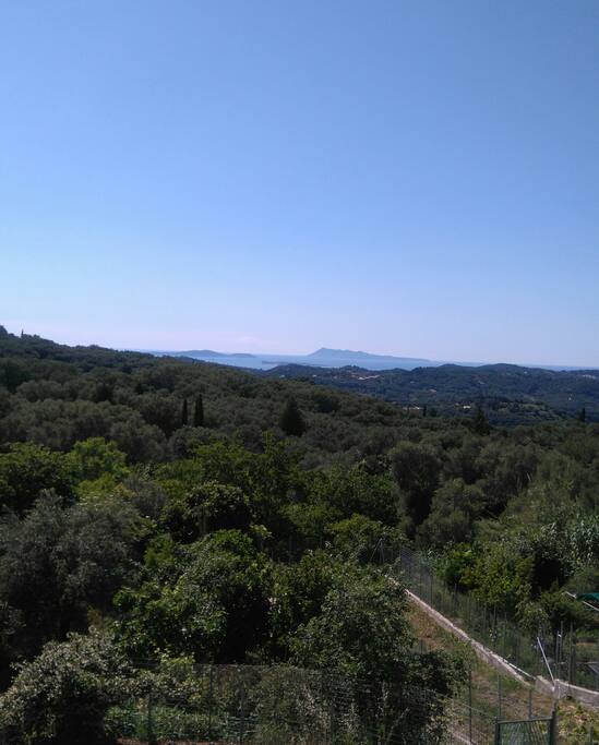 Τα διαποντια νησιά όπως φαίνονται από τη βεράντα του σπιτιού