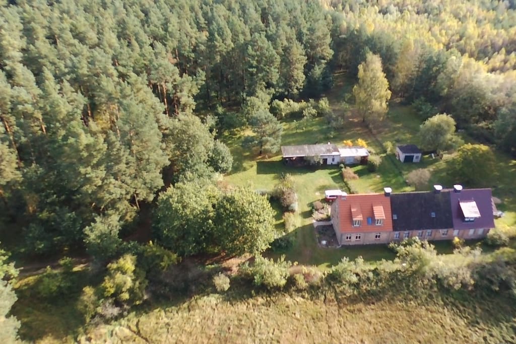 2.000 m² naturnahe Hoffläche grenzt direkt an den Nationalparkwald