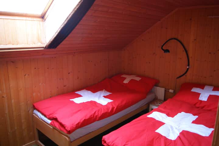 Kinderzimmer 
Kann nach Wunsch zu einem 180x200cm Bett zusammengeschoben werden. 