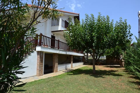 Country house in Livanates with garden and BBQ