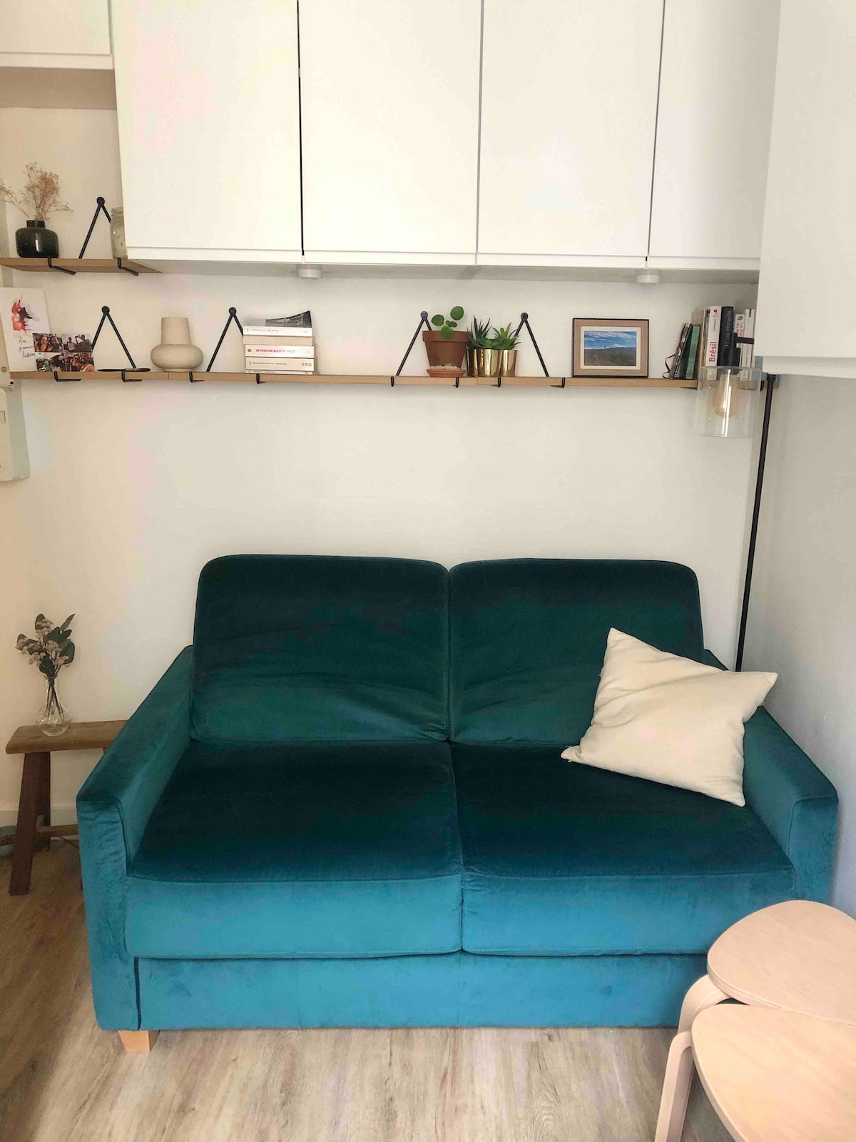 Главна соба. Спие 2 кауча на спуштање. 